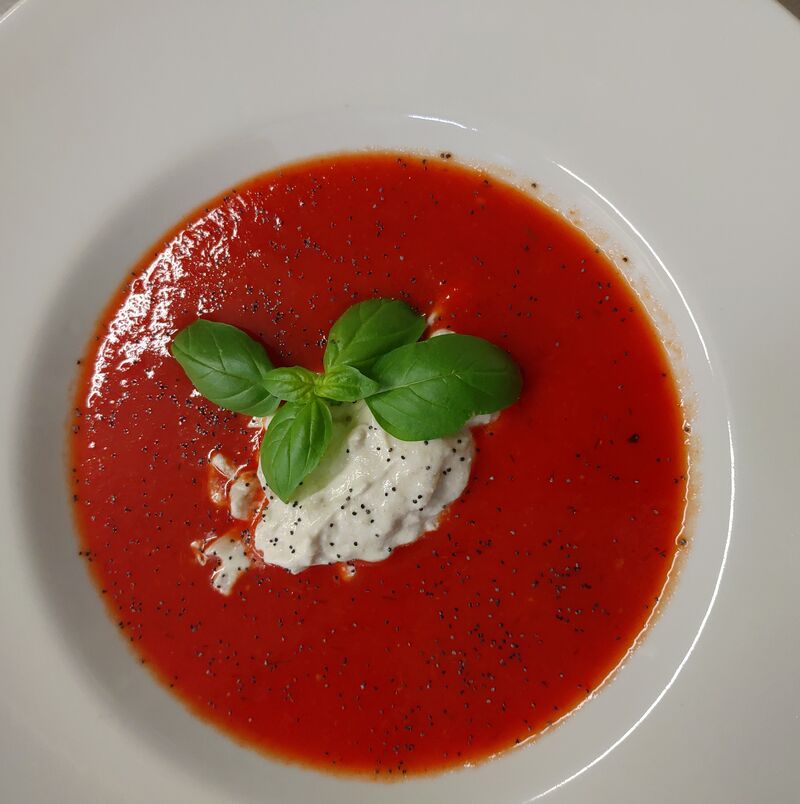 Brandade de morue aux oignons confits et gaspacho de poivron rouge