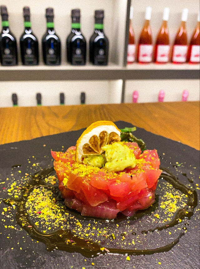 TARTARE DI TONNO E MOUSSE ALL'AVOCADO - Tuna tartare and avocado mousse