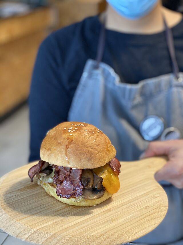 Hambúrgueres com pão caseiro
