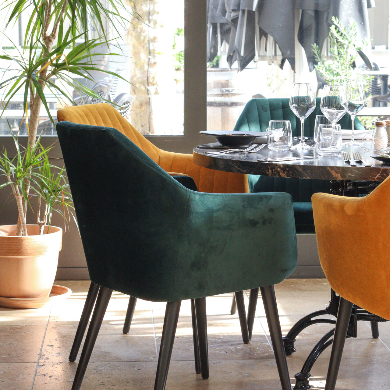 Profitez du soleil et de la chaleur de notre véranda, le temps du déjeuner