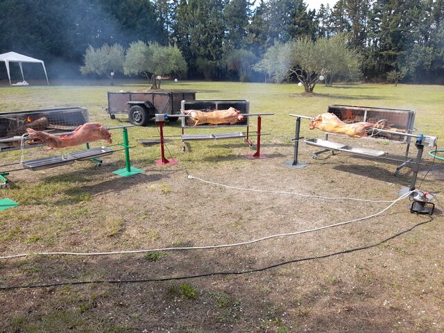 Agneau à la Broche/ pommes de terre braisé 19.50€ ( Supplément: Frites maison , Plancha de légumes, Fromage braisé/salade 7€