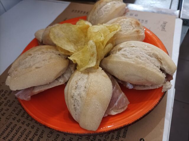 Montaditos de Atún de Ijar.
