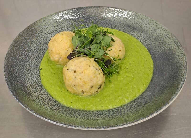 Zitronen-Frischkäseknödel mit Erbsenpüree