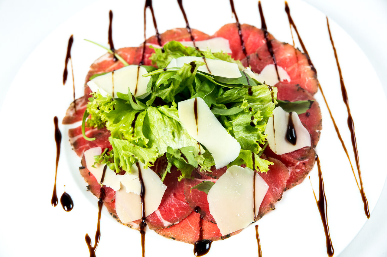 Карпаччо з телятини, кунжутом та пармезаном .