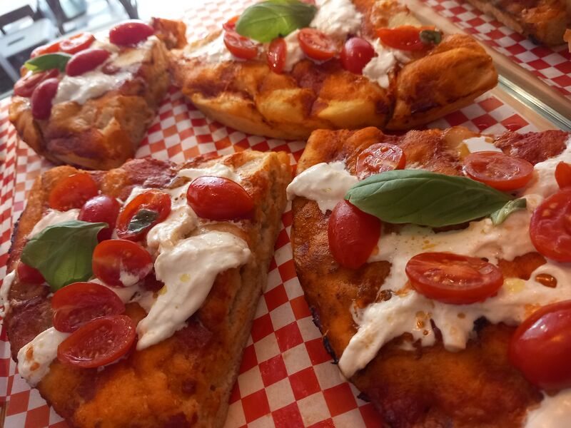 Pizza tomate cherry y burrata