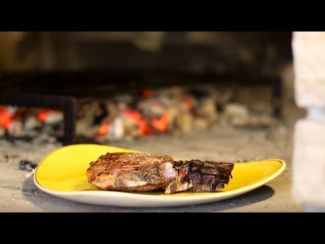 Restoran Ana skriven je od pogleda iako je smješten u samom centru grada, stoga odiše ugodnom domaćom i romantičnom atmosferu