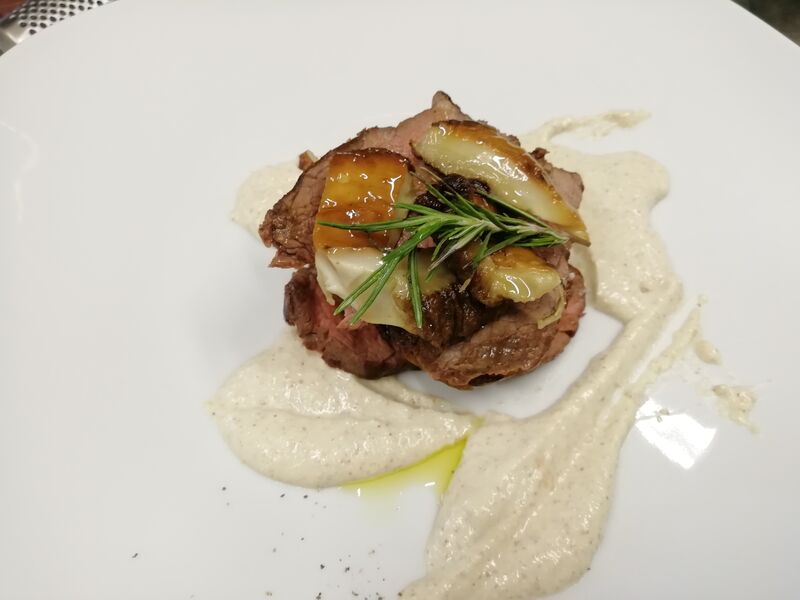 Millefoglie di vitellone ai funghi porcini con salsa di noci