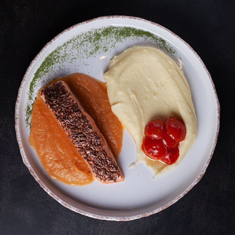 Філе лосося з насінням льону,
картопляним пюре, кремом з пастернаку та копченими томатами
