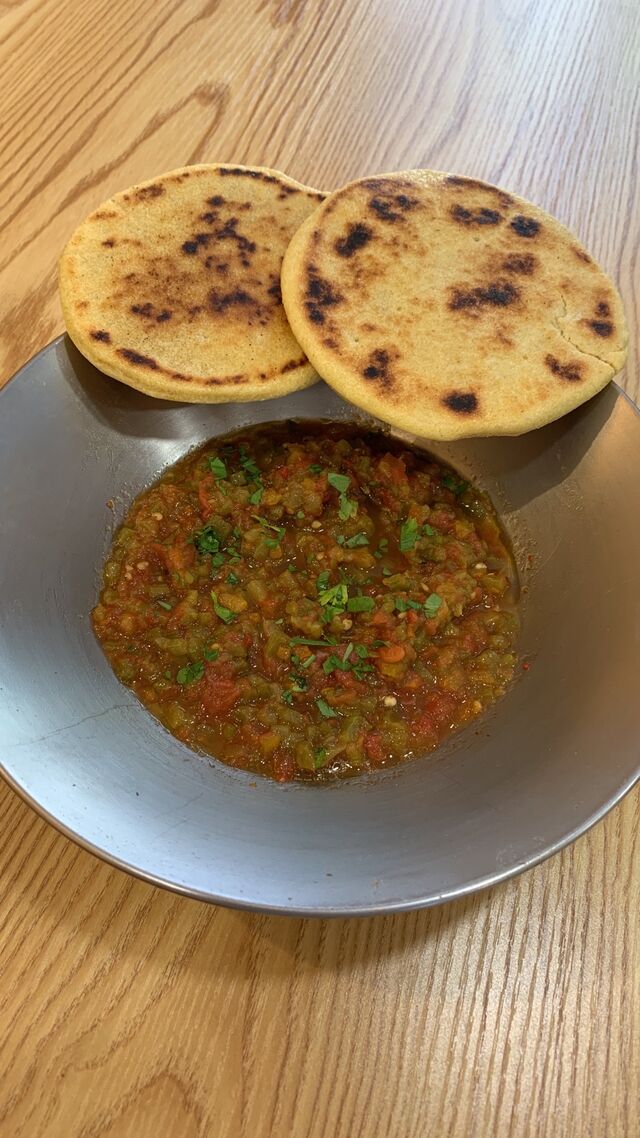 Entrée : lahmiss et Arlom 