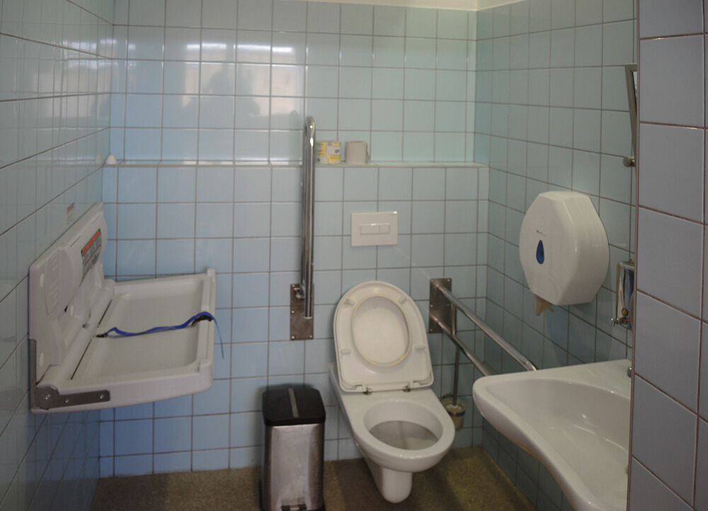 bezbarierové wc s přebalovacím pultem