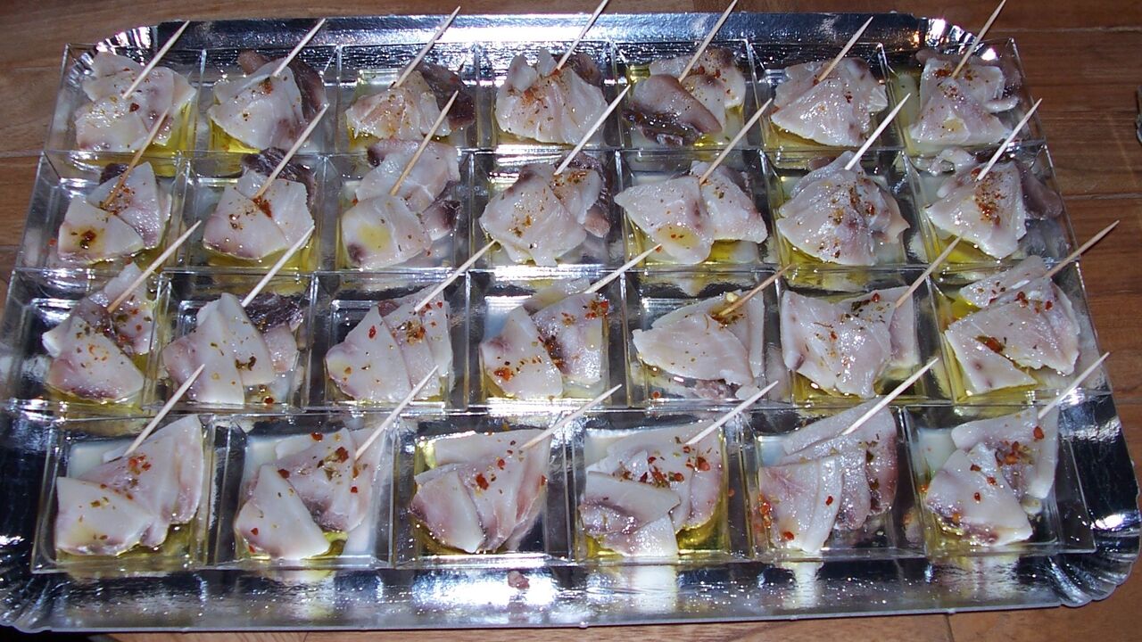 carpaccio d'espadon , huile d'olive et piment d'espelette