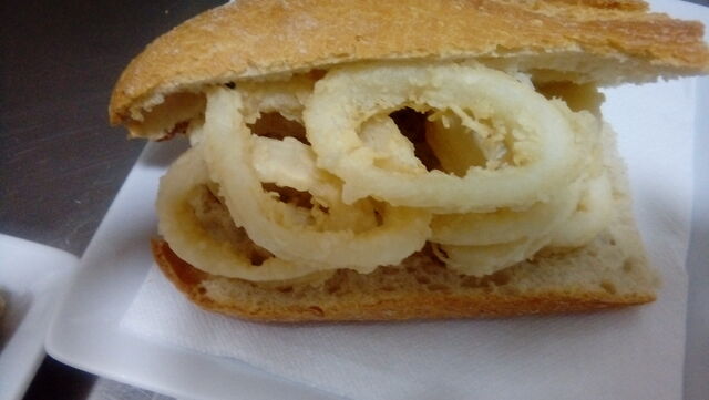 Uno de los productos estrella: bocadillo de calamares.