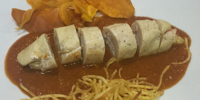 Pollo relleno de gambas al romesco 