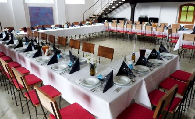 Duża sala, aranżacja - stoły w obwodzie.