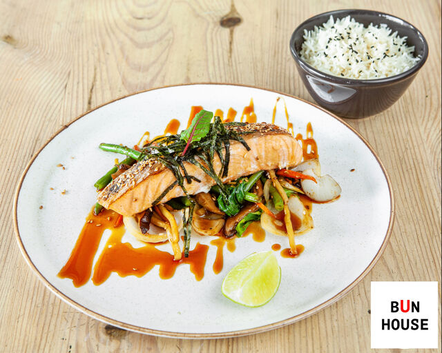 Glazurowany łosoś teriyaki podany z ryżem