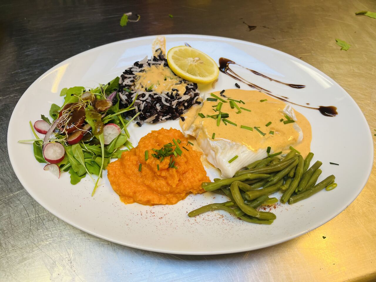 Merlan crème de crevette purée de carotte, duo de riz