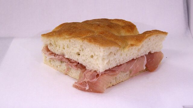 Focaccia con prosciutto crudo
