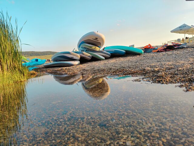 Pujčujeme paddleboardy na jezeru Milada.
