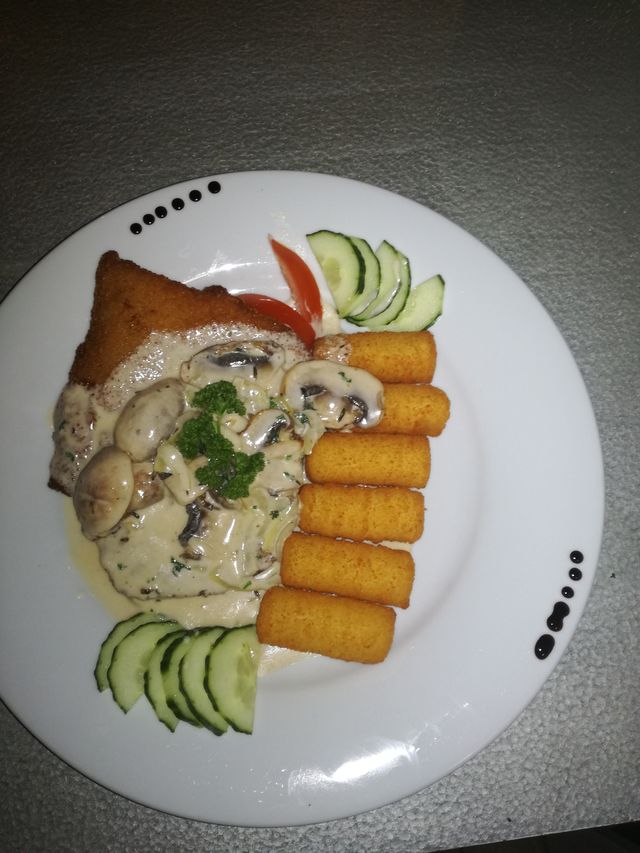 Schnitzel in Champignon-Rahmsauce