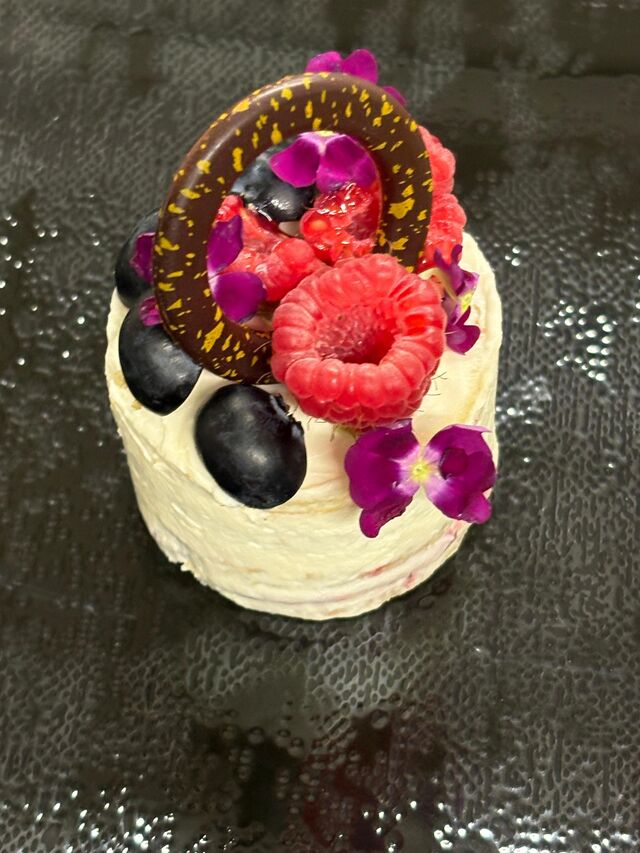 Wedding cake individuel aux fruits rouges 
