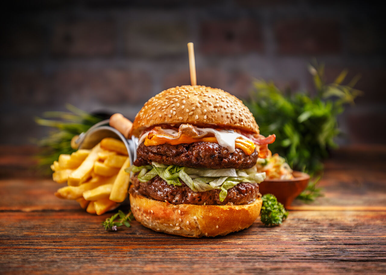 Leckere Burger mit Pommes Frites (©Grafvision - stock.adobe.com)