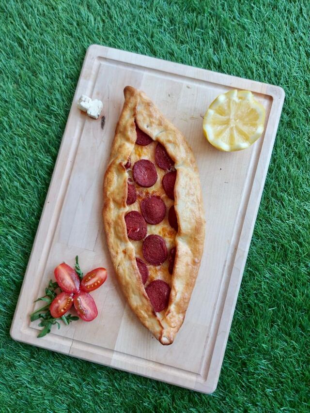 Pidé Sucuk : Chorizo de bœuf, Fromage kasar. (Une boisson offert) 11€ 