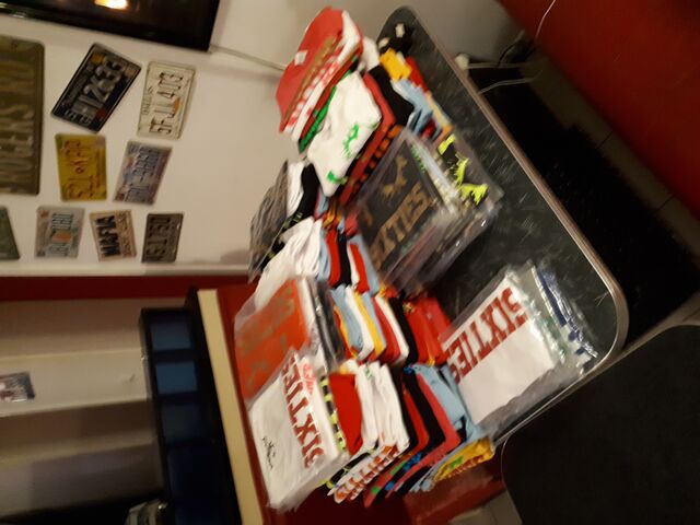 Fan T - Shirts gibt es im Laden.