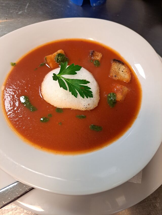Tomatensuppe, Kräutercroûtons, Pesto