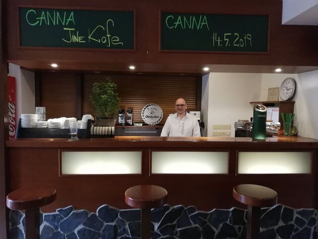 Náš barman Bárt za barem během CANNA přednášky. 