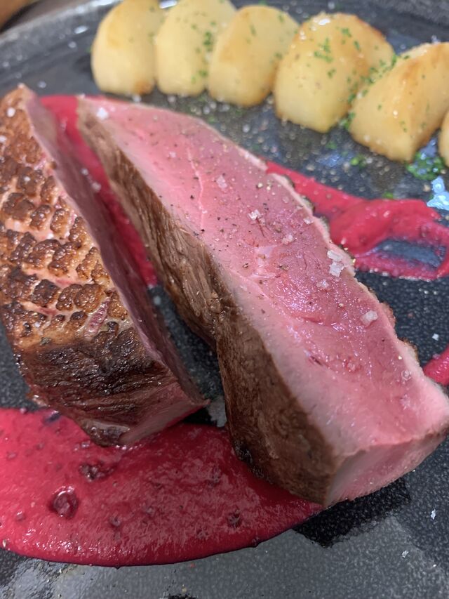 Le Magret de Canard, Crème de Betteraves et ses Navets au Miel
