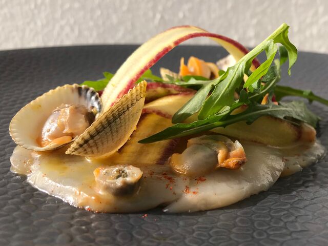 Carpaccio de Saint Jacques au jus de coques