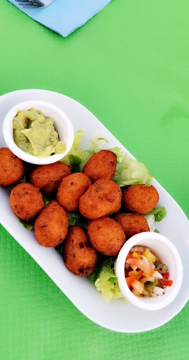 Assiette d'acras avec guacamole maison et pico de gallos