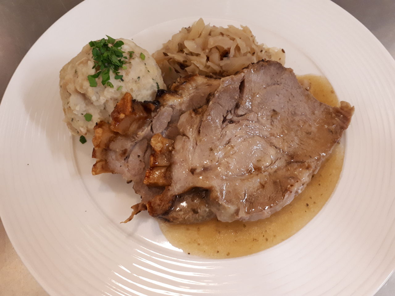 Samstags Schweinsbratl mit Knödel und Kraut