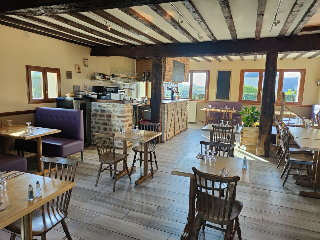 Grande salle avec cheminée 