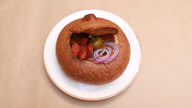 Guláš v chlebu s klobáskou, feferonky a cibulí