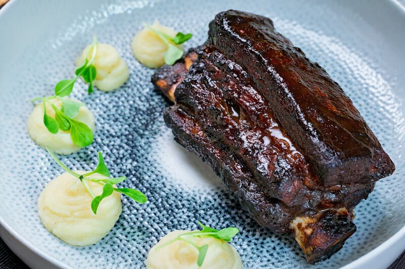 Costilla de vaca ahumada y a baja temperatura con barbacoa coreana y puré de celeri