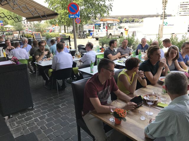 Bij mooi weer op ons gezellig terras(met zicht op het MAS).