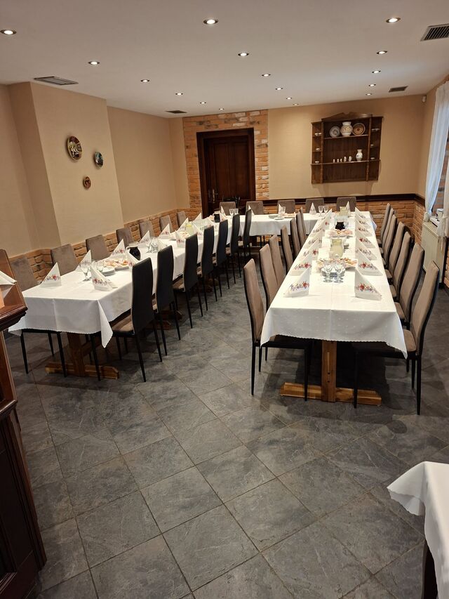 Náš salónik má kapacitu až pre 40 ľudí a je ideálny pre firemné alebo rodinné oslavy. 