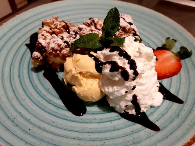 A po obiedzie szarlotka z lodami.