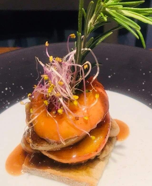 Mille feuilles de foies gras poêlés et pommes jus de canard corsé