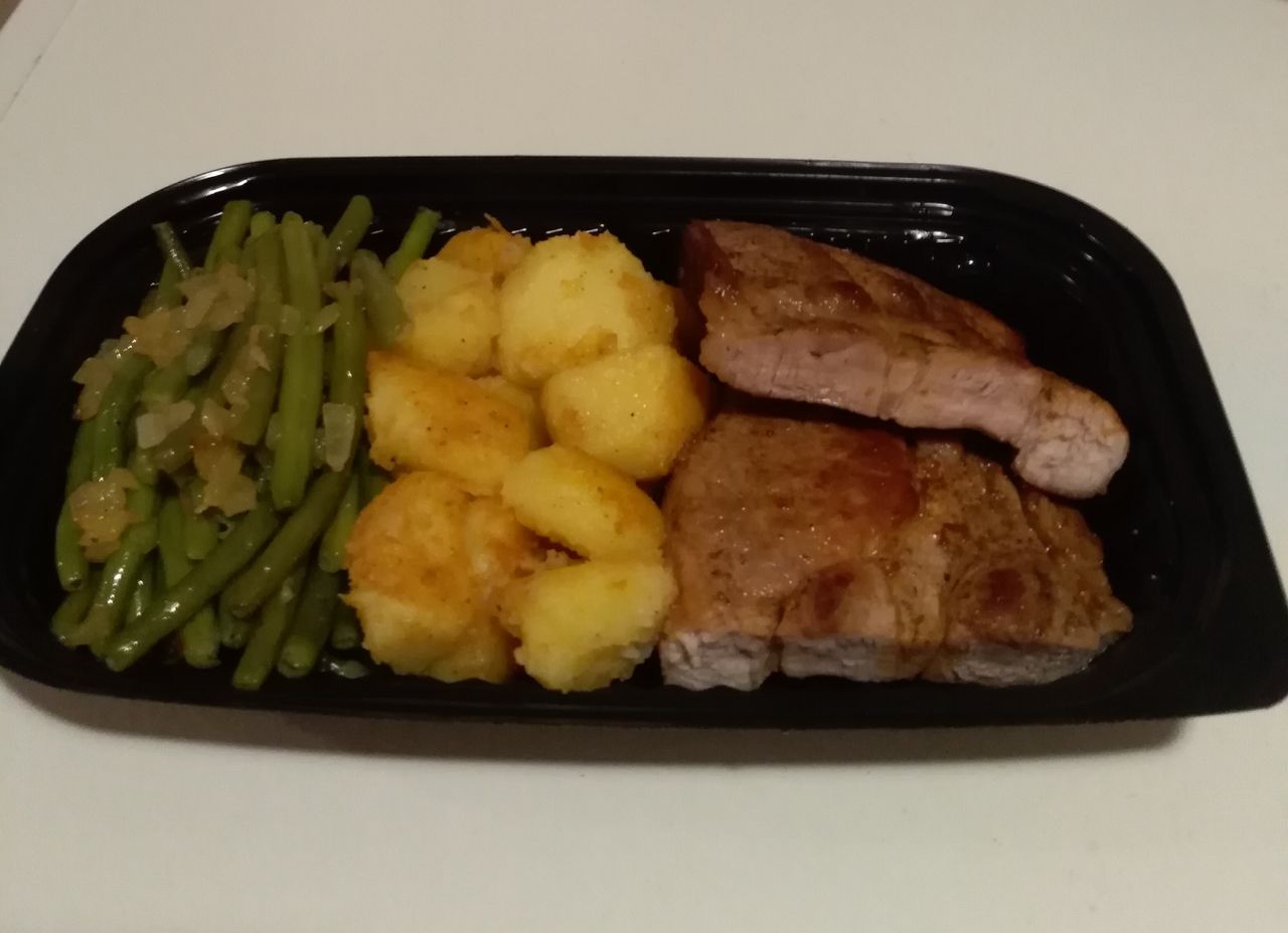 Varkenskotelet met boontjes en gebakken aardappel