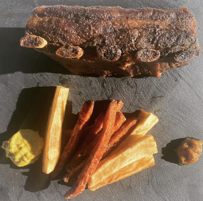 Travers de porc marinés et fumés avec des frites de manioc et patate douce