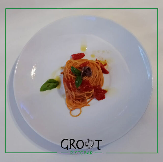 Spaghetti con pomodorino acciughe e basilico (piatto tipico Gravinese) 