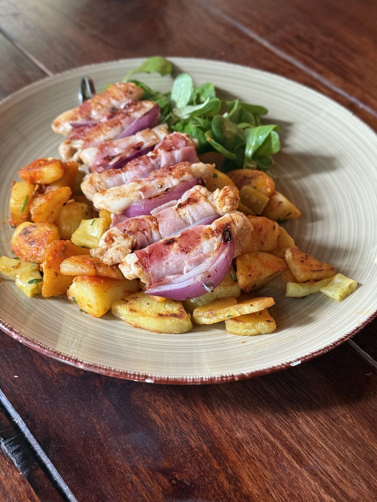 Grilované kuřecí závitky na jehle