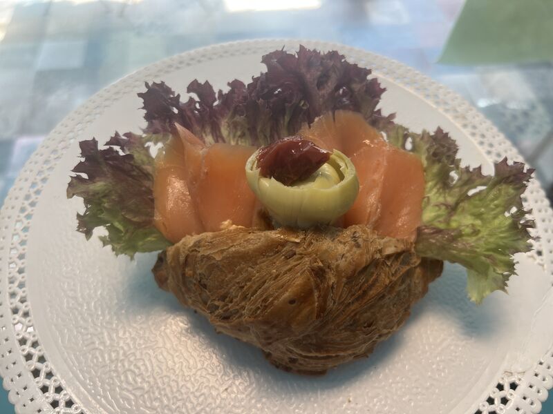 Belegte Vollkorncroissant „geräucherter Lachs-Artischocke“