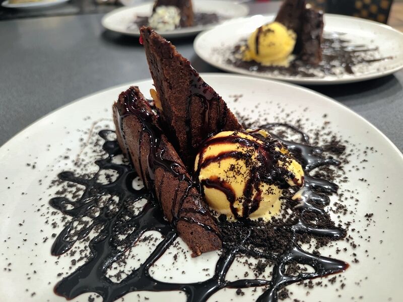 Brownie de chocolate con nueces y helado.