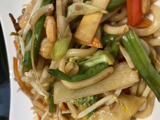 Gebratener Udonnudeln mit Garnelen 