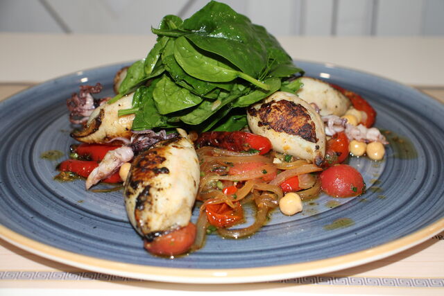 Baby Calamari an Spinat
