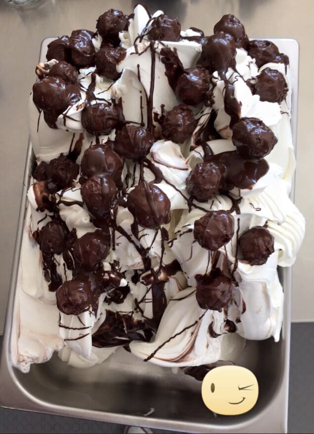 Bignolata
Eiscreme mit Windbeuteln