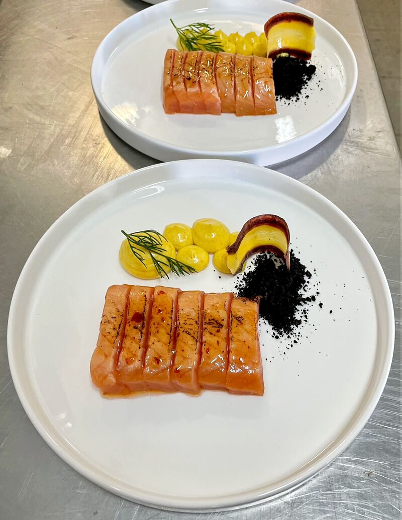Cœur de saumon « Label rouge » braisé / Crumble olive noire / Mayonnaise safranée